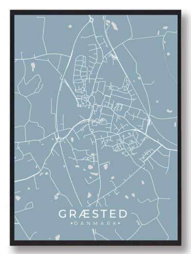 Græsted byplakat i stilrent design. Denne Græsted byplakat er med lyseblå baggrund og viser Græsted fra sin smukkeste side
