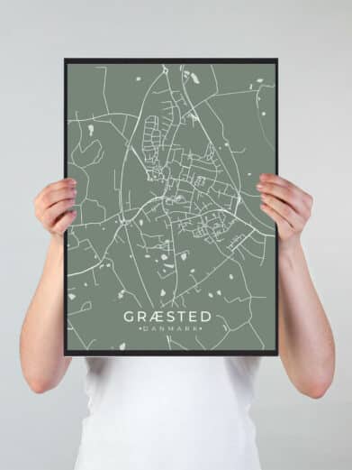 Græsted byplakat i stilrent design. Denne Græsted byplakat er med grøn baggrund og viser Græsted fra sin smukkeste side
