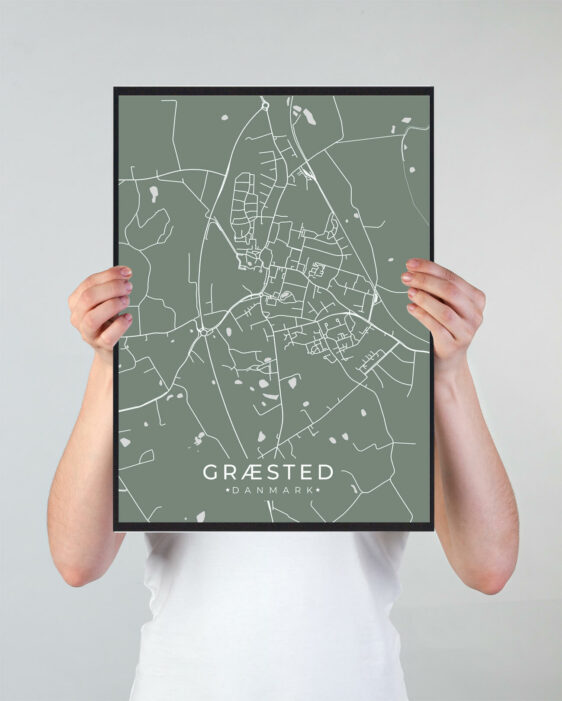 Græsted byplakat i stilrent design. Denne Græsted byplakat er med grøn baggrund og viser Græsted fra sin smukkeste side