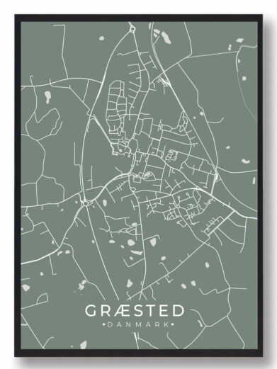 Græsted byplakat i stilrent design. Denne Græsted byplakat er med grøn baggrund og viser Græsted fra sin smukkeste side