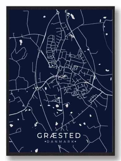 Græsted byplakat i stilrent design. Denne Græsted byplakat er med mørkeblå baggrund og viser Græsted fra sin smukkeste side