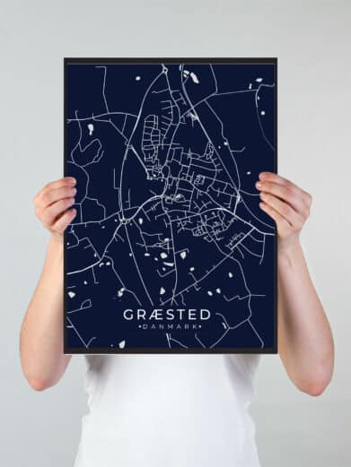 Græsted byplakat i stilrent design. Denne Græsted byplakat er med mørkeblå baggrund og viser Græsted fra sin smukkeste side