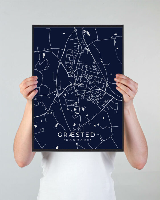 Græsted byplakat i stilrent design. Denne Græsted byplakat er med mørkeblå baggrund og viser Græsted fra sin smukkeste side