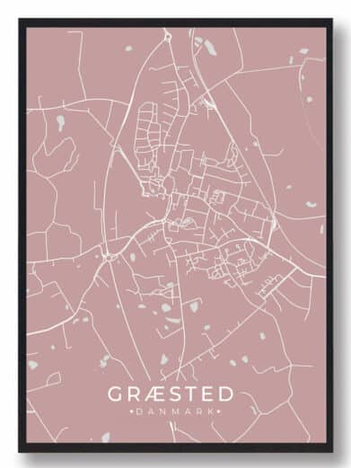 Græsted byplakat i stilrent design. Denne Græsted byplakat er med rosa baggrund og viser Græsted fra sin smukkeste side