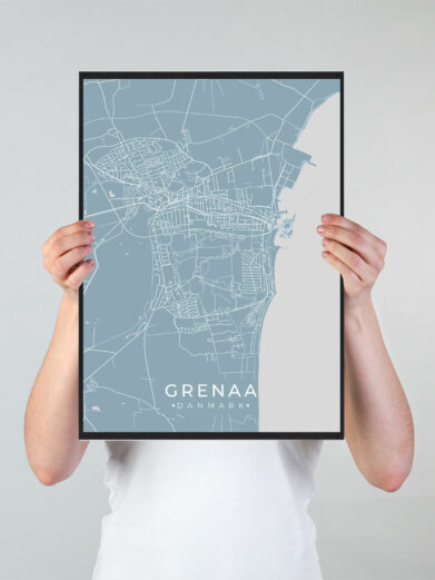 Grenaa byplakat i stilrent design. Denne Grenaa byplakat er med lyseblå baggrund og viser Grenaa fra sin smukkeste side