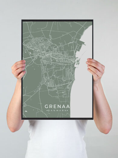 Grenaa byplakat i stilrent design. Denne Grenaa byplakat er med grøn baggrund og viser Grenaa fra sin smukkeste side