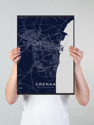 Grenaa byplakat i stilrent design. Denne Grenaa byplakat er med mørkeblå baggrund og viser Grenaa fra sin smukkeste side