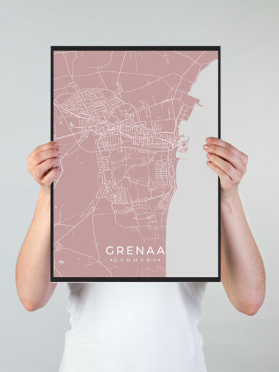 Grenaa byplakat i stilrent design. Denne Grenaa byplakat er med rosa baggrund og viser Grenaa fra sin smukkeste side