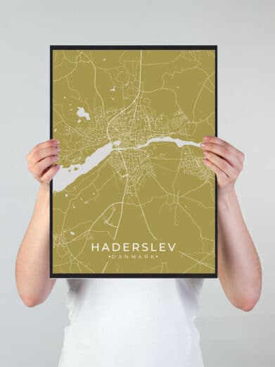 Haderslev byplakat i stilrent design. Denne Haderslev byplakat er med gul baggrund og viser Haderslev fra sin smukkeste side