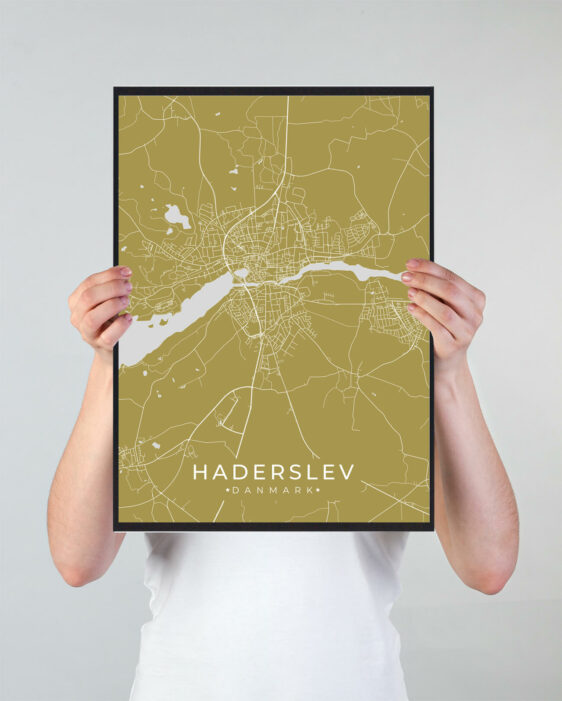 Haderslev byplakat i stilrent design. Denne Haderslev byplakat er med gul baggrund og viser Haderslev fra sin smukkeste side