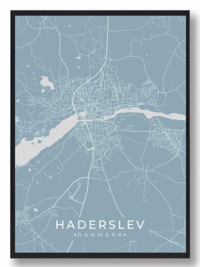 Haderslev byplakat i stilrent design. Denne Haderslev byplakat er med lyseblå baggrund og viser Haderslev fra sin smukkeste side