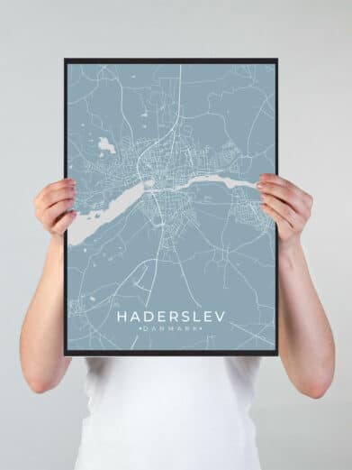 Haderslev byplakat i stilrent design. Denne Haderslev byplakat er med lyseblå baggrund og viser Haderslev fra sin smukkeste side
