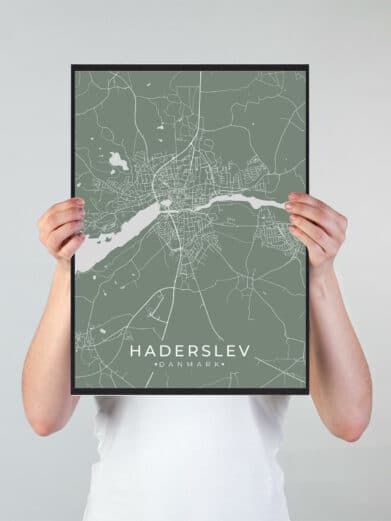 Haderslev byplakat i stilrent design. Denne Haderslev byplakat er med grøn baggrund og viser Haderslev fra sin smukkeste side