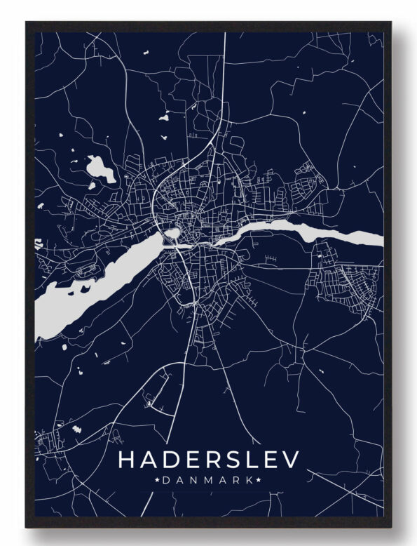 Haderslev byplakat i stilrent design. Denne Haderslev byplakat er med mørkeblå baggrund og viser Haderslev fra sin smukkeste side