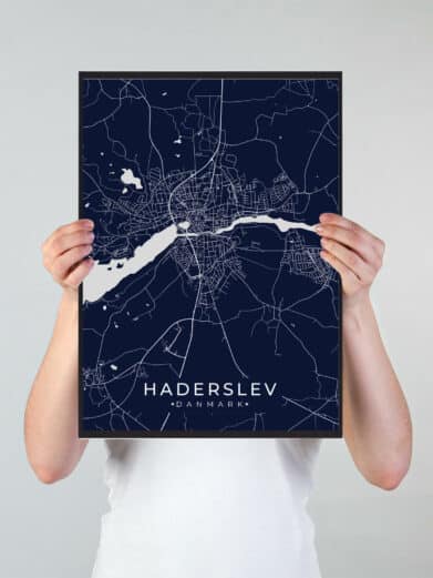 Haderslev byplakat i stilrent design. Denne Haderslev byplakat er med mørkeblå baggrund og viser Haderslev fra sin smukkeste side
