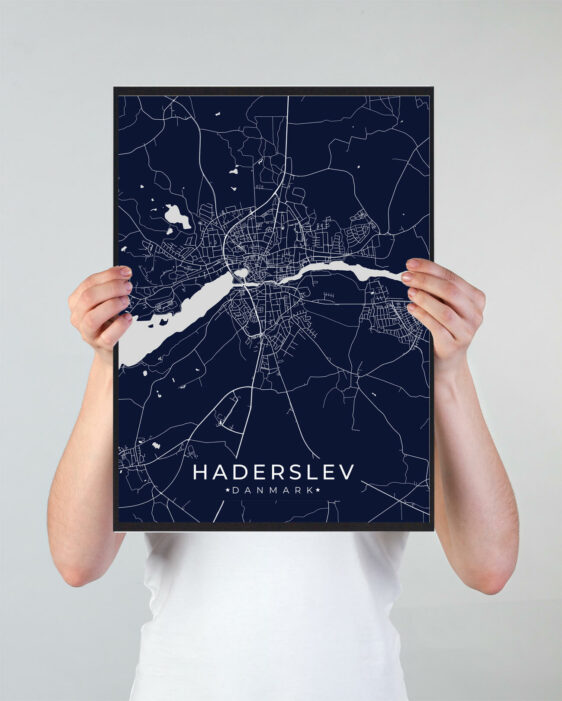 Haderslev byplakat i stilrent design. Denne Haderslev byplakat er med mørkeblå baggrund og viser Haderslev fra sin smukkeste side
