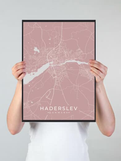 Haderslev byplakat i stilrent design. Denne Haderslev byplakat er med rosa baggrund og viser Haderslev fra sin smukkeste side