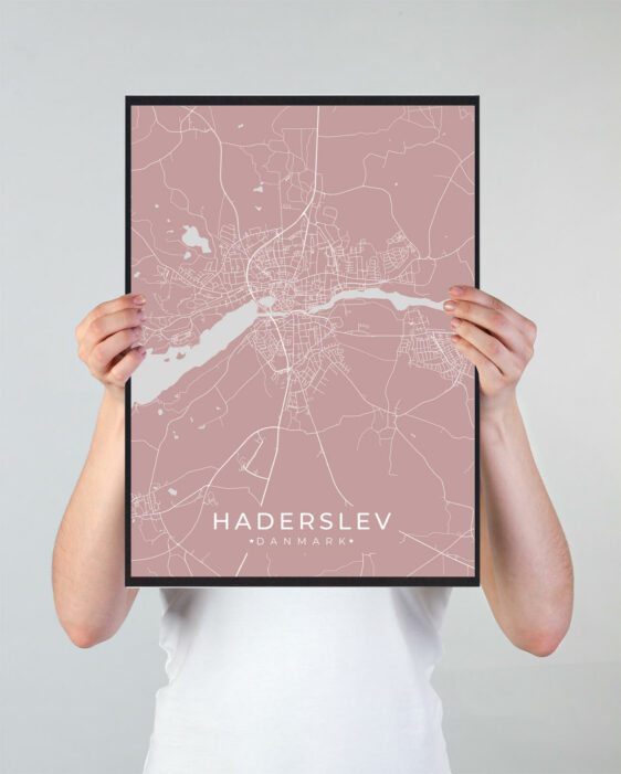 Haderslev byplakat i stilrent design. Denne Haderslev byplakat er med rosa baggrund og viser Haderslev fra sin smukkeste side