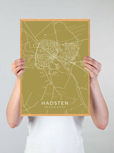 Hadsten by plakat med gul baggrund. Denne Hadsten plakat med området som motiv viser Hadsten fra sin smukkeste side