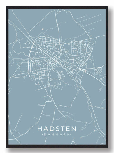 Hadsten byplakat i stilrent design. Denne Hadsten byplakat er med lyseblå baggrund og viser Hadsten fra sin smukkeste side