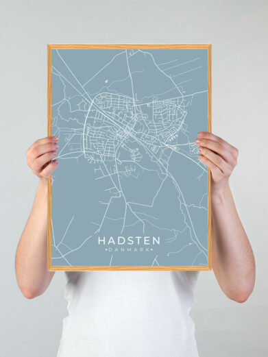 Hadsten by plakat med lyseblå baggrund. Denne Hadsten plakat med området som motiv viser Hadsten fra sin smukkeste side