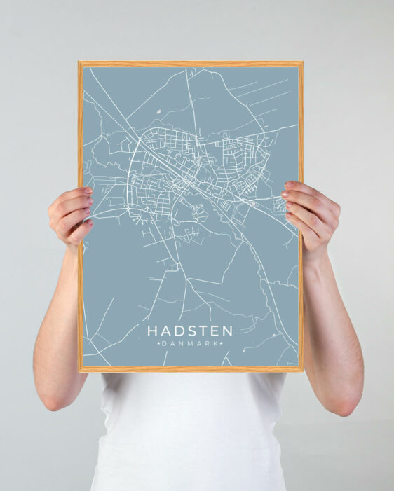 Hadsten by plakat med lyseblå baggrund. Denne Hadsten plakat med området som motiv viser Hadsten fra sin smukkeste side