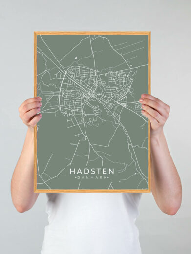Hadsten by plakat med grøn baggrund. Denne Hadsten plakat med området som motiv viser Hadsten fra sin smukkeste side