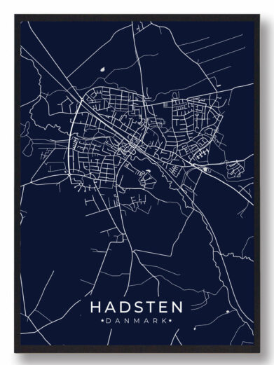 Hadsten byplakat i stilrent design. Denne Hadsten byplakat er med mørkeblå baggrund og viser Hadsten fra sin smukkeste side