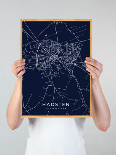 Hadsten by plakat med mørkeblå baggrund. Denne Hadsten plakat med området som motiv viser Hadsten fra sin smukkeste side
