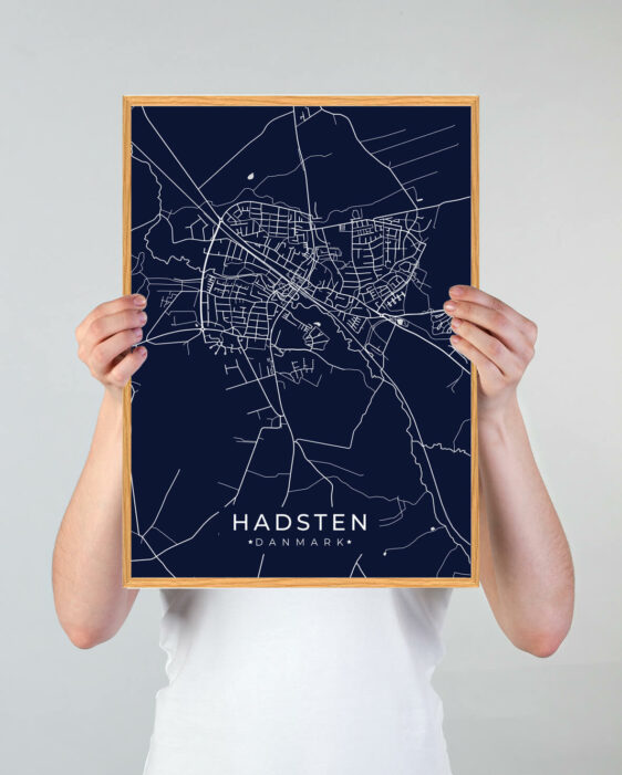 Hadsten by plakat med mørkeblå baggrund. Denne Hadsten plakat med området som motiv viser Hadsten fra sin smukkeste side
