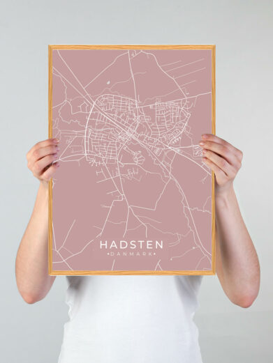Hadsten by plakat med lyserød baggrund. Denne Hadsten plakat med området som motiv viser Hadsten fra sin smukkeste side