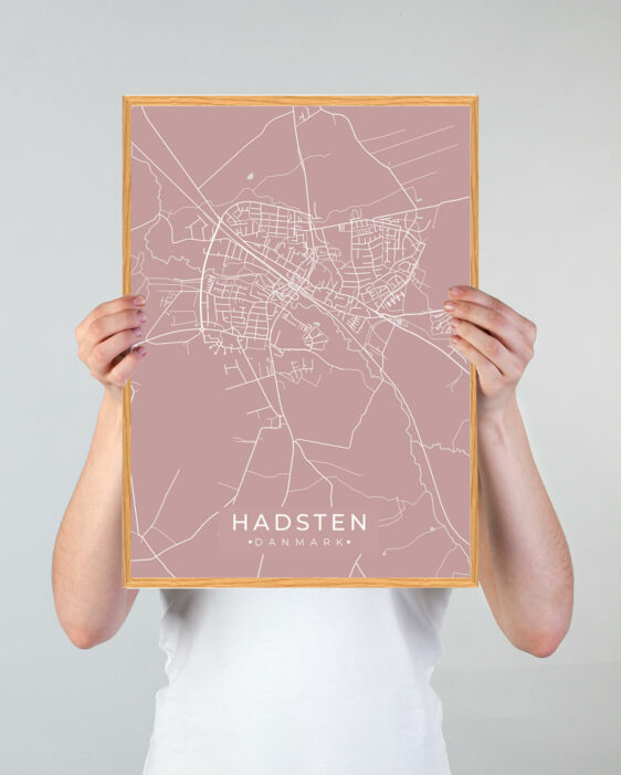 Hadsten by plakat med lyserød baggrund. Denne Hadsten plakat med området som motiv viser Hadsten fra sin smukkeste side