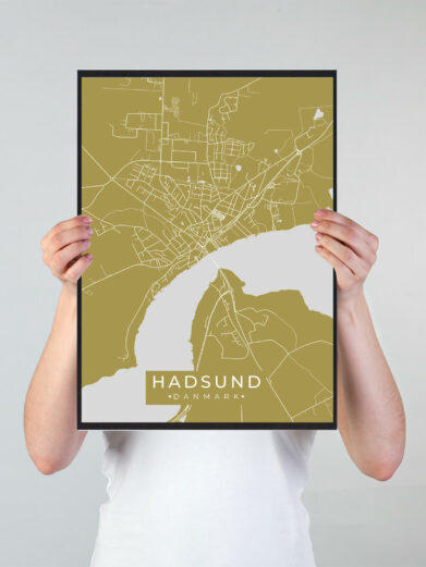 Hadsund byplakat i stilrent design. Denne Hadsund byplakat er med gul baggrund og viser Hadsund fra sin smukkeste side