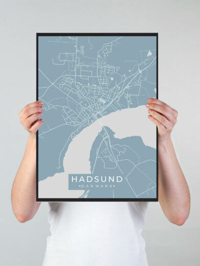 Hadsund byplakat i stilrent design. Denne Hadsund byplakat er med lyseblå baggrund og viser Hadsund fra sin smukkeste side
