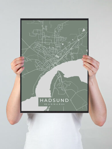 Hadsund byplakat i stilrent design. Denne Hadsund byplakat er med grøn baggrund og viser Hadsund fra sin smukkeste side