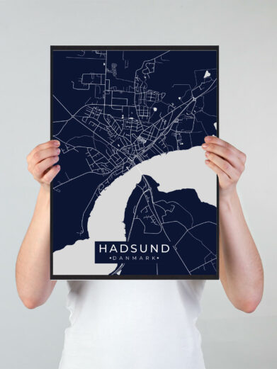 Hadsund byplakat i stilrent design. Denne Hadsund byplakat er med mørkebål baggrund og viser Hadsund fra sin smukkeste side