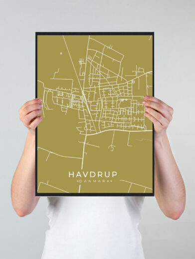 Havdrup byplakat i stilrent design. Denne Havdrup byplakat er med gul baggrund og viser Havdrup fra sin smukkeste side