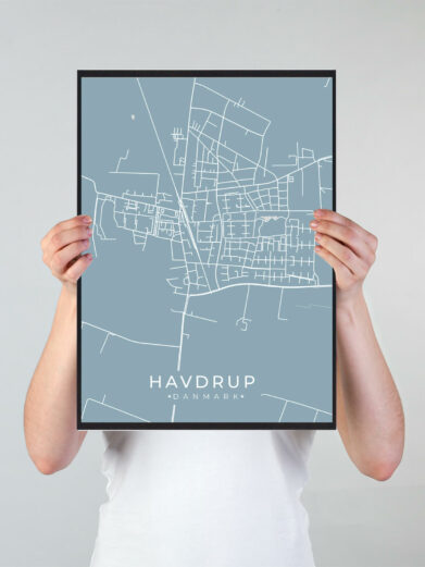 Havdrup byplakat i stilrent design. Denne Havdrup byplakat er med lyseblå baggrund og viser Havdrup fra sin smukkeste side