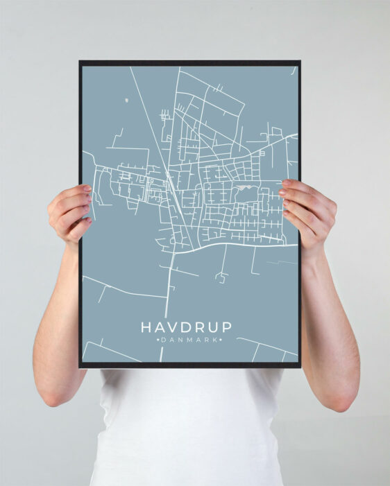 Havdrup byplakat i stilrent design. Denne Havdrup byplakat er med lyseblå baggrund og viser Havdrup fra sin smukkeste side