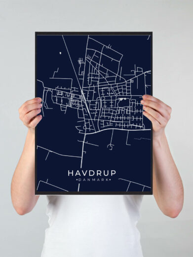 Havdrup byplakat i stilrent design. Denne Havdrup byplakat er med mørkeblå baggrund og viser Havdrup fra sin smukkeste side
