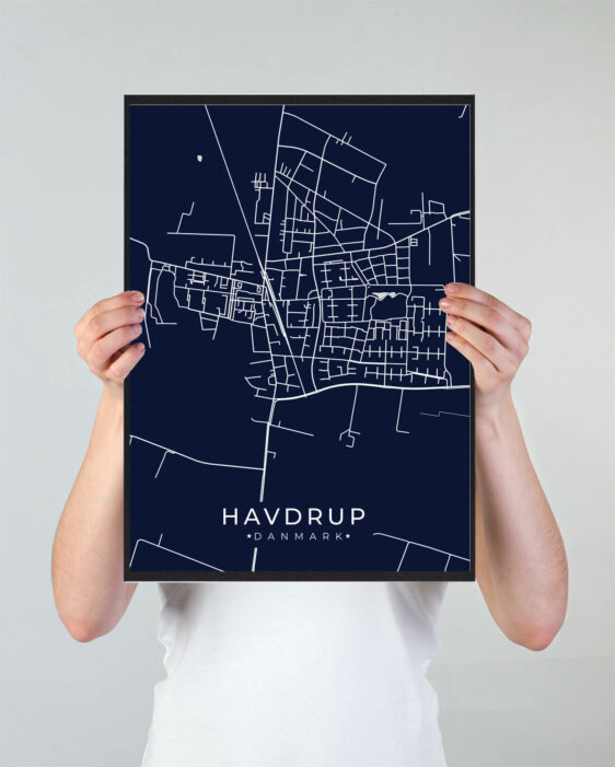 Havdrup byplakat i stilrent design. Denne Havdrup byplakat er med mørkeblå baggrund og viser Havdrup fra sin smukkeste side