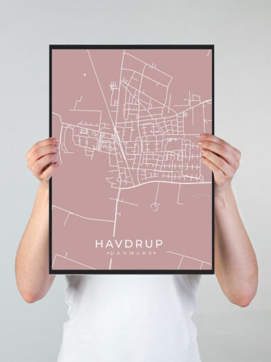 Havdrup byplakat i stilrent design. Denne Havdrup byplakat er med rosa baggrund og viser Havdrup fra sin smukkeste side