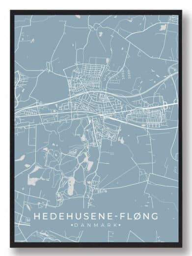 Hedehusene Fløng byplakat i stilrent design. Denne Hedehusene Fløng byplakat er med lyseblå baggrund og viser Hedehusene Fløng fra sin smukkeste side