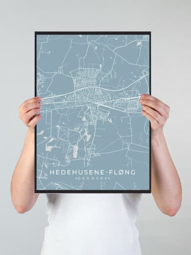 Hedehusene Fløng byplakat i stilrent design. Denne Hedehusene Fløng byplakat er med lyseblå baggrund og viser Hedehusene Fløng fra sin smukkeste side