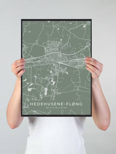 Hedehusene Fløng byplakat i stilrent design. Denne Hedehusene Fløng byplakat er med grøn baggrund og viser Hedehusene Fløng fra sin smukkeste side