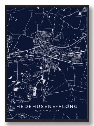 Hedehusene Fløng byplakat i stilrent design. Denne Hedehusene Fløng byplakat er med mørkeblå baggrund og viser Hedehusene Fløng fra sin smukkeste side