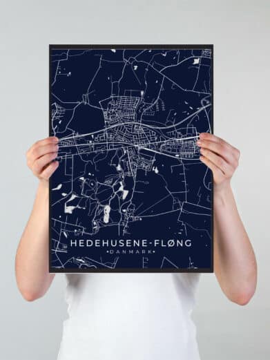 Hedehusene Fløng byplakat i stilrent design. Denne Hedehusene Fløng byplakat er med mørkeblå baggrund og viser Hedehusene Fløng fra sin smukkeste side