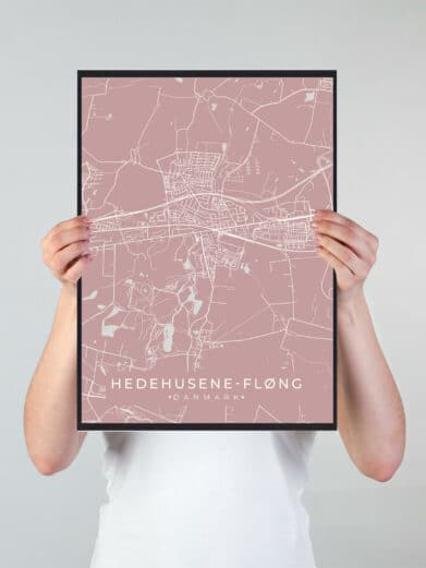 Hedehusene Fløng byplakat i stilrent design. Denne Hedehusene Fløng byplakat er med rosa baggrund og viser Hedehusene Fløng fra sin smukkeste side
