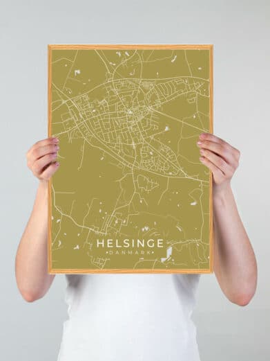Grøn Helsinge plakat med karrygul baggrund og hvide vejdetaljer. Minimalistisk bykort design af Helsinge, Sjælland. Flot vægdekoration.