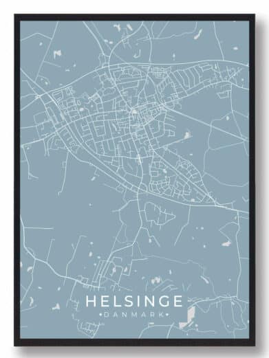 Helsinge plakat: Grønt bykort med hvide veje på lyseblå baggrund. Minimalistisk design, perfekt til vægdekoration. Køb Helsinge byplakat online!
